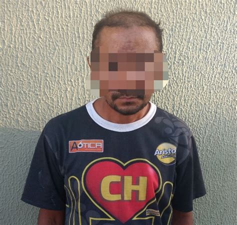 Vídeo: Homem mata o próprio pai degolado e ri da situação.